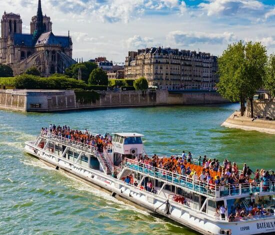 Cruise on the Seine - discounted tickets and a guide